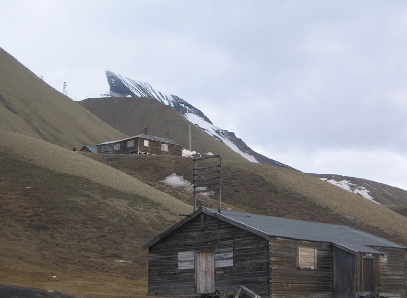 Haeuser der aufgegebenen Mine - das Haus des Minenvorstehers steht auf einer Anhoehe